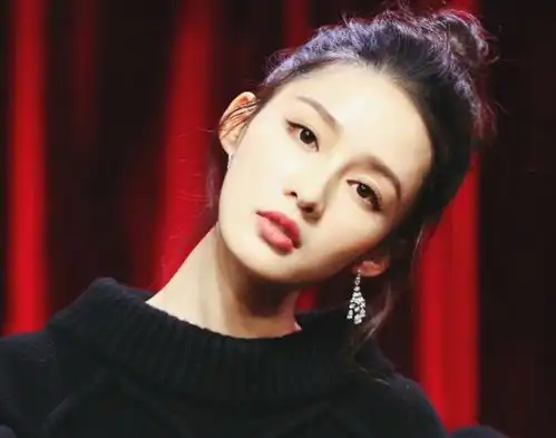  李沁身处嘈杂中,却始终像朵白莲花