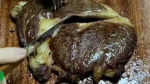  严重怀疑这个牛排是合成的,本来挺有食欲的,现在看得我反胃口