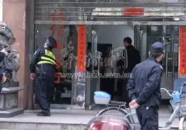  福州诚信典当行男保安劫持3名女人质