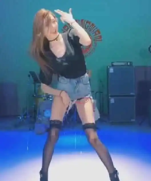  抖音女装大佬艾比穿黑丝热舞,底裤亮了,网友还让女生活么