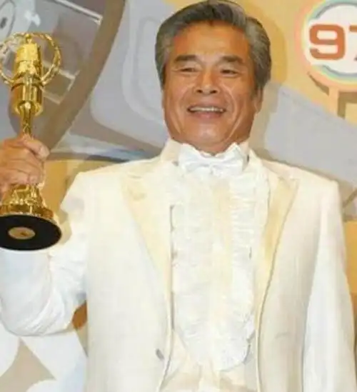 73岁雷洪自曝感情生活,小20岁娇妻把他当爸爸服侍,曾有一妻五妾
