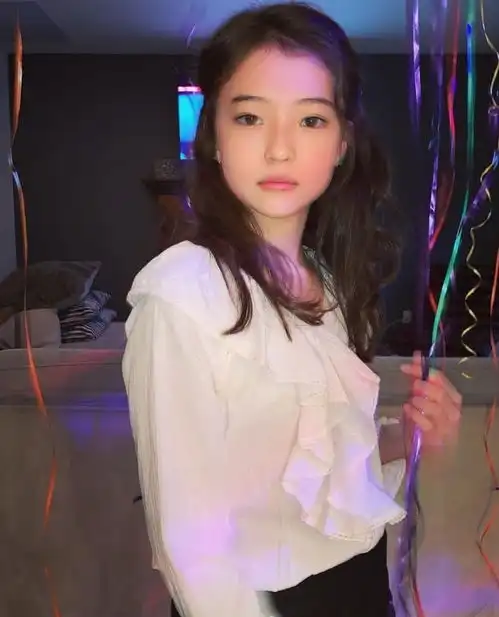  她12岁就成yg旗下最火童模,穿裙后的腿,一般人真的达不到