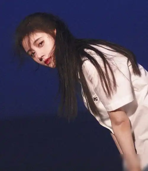  鞠婧祎穿牛奶吊带衣摆拍,当她抬起手的瞬间