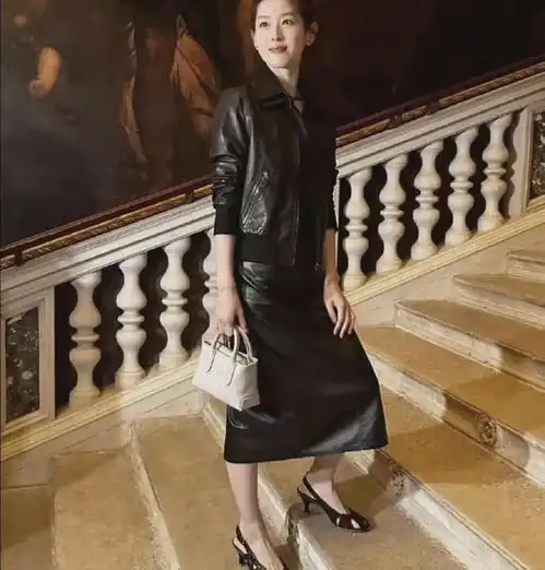  章泽天章子怡同框前者站c位气场强大,后者霸气,二人似姐妹