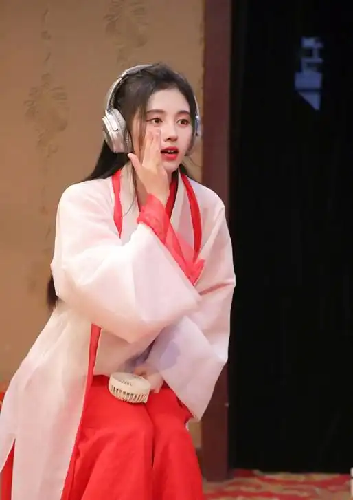  鞠婧祎红衣白衫cos紫霞仙子,连铃铛手链都还原,却差了这点