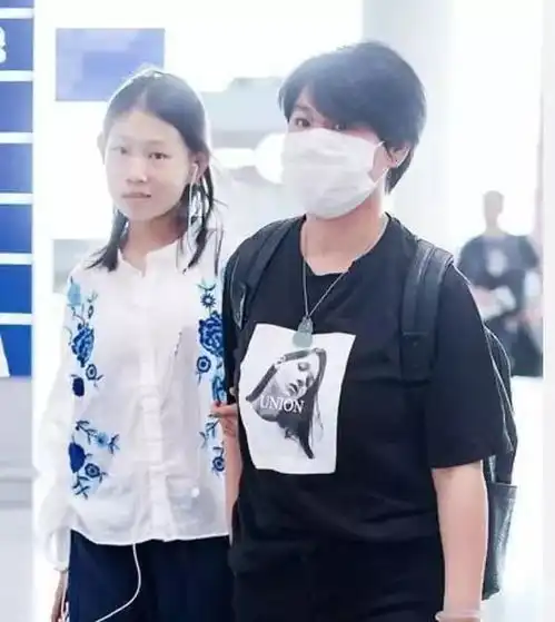  小沈阳女儿逆袭成功,身材高挑和妈妈一样高,曾经的最丑童星真的变美了