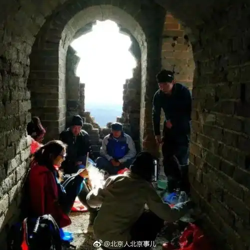  驴友长城内烧火做饭烧焦城墙墙体