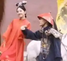  张一山鹿鼎记造型曝光,看他晒得反光的光头造型,获全网称赞