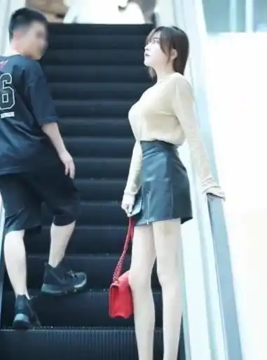  光泽鲜明的黑色皮裙,散发高贵都市女郎的那种美