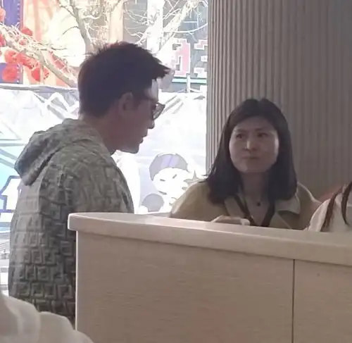 贾乃亮带女儿游欢乐谷被偶遇11岁甜馨越长越漂亮