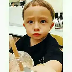  这个小男孩是谁