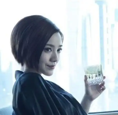  剪短发真的会上瘾颜色不要太酷炫美短发女孩头像