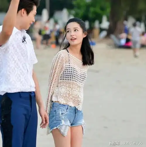  最美不过李沁的微笑,牛仔短裤搭配渔网上衣尽显少妇魅力