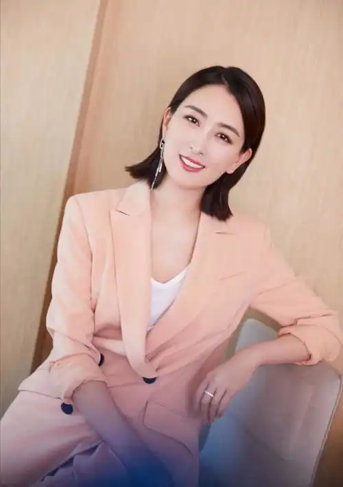  马苏美得有韵味白色深v长裙穿出凹凸感,s形身材吸睛又撩人