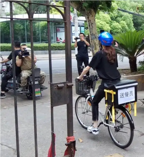  接下来你将看到卖菜的唐嫣,送餐的唐嫣,还有销售厂花唐嫣