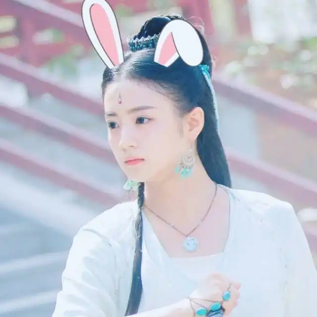  杨幂的旺女二体质又双叒叕现身热巴之后这个96年的小姑娘也被她捧红这张森女脸竟比同期女星都清纯..