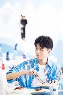  组图王俊凯身穿蓝色t恤干净清爽漫步街头浅笑少年感满满
