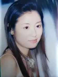  林心如早年素颜写真被修复,吊带上衣配牛仔裤打扮平淡却很养眼