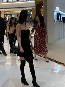  杨幂全黑look现身,期间开小差逛街,全程闷闷不乐疑心情不佳