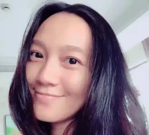  37岁朱丹全家近照,老公周一围好宠她,女儿遗传到爸爸的好基因