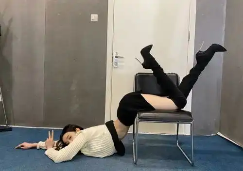  杨幂晒撩人漫画腰,却被这位21岁女星挑战,谁输谁赢一目了然