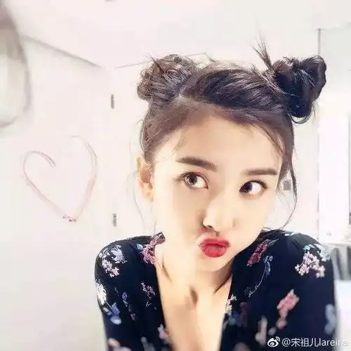  杨幂丸子头好减龄,宋祖儿给粉丝梳头像掐架,赵丽颖热巴无敌了