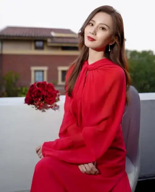  刘诗诗衣品在线红色连身裙清新简约,2022年俏皮活泼不像孩子妈
