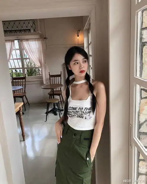  可口可乐女孩如何用绿色打造清新舒适的休闲风格