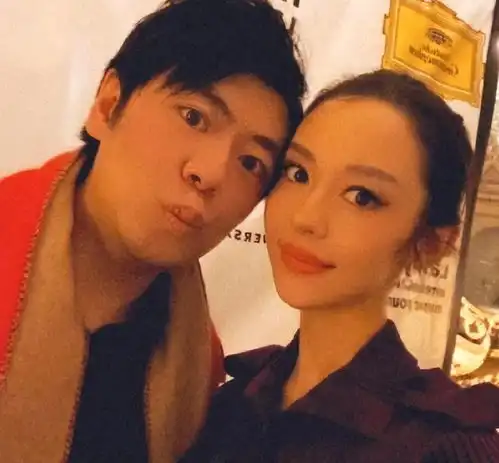  郎朗晒全家福庆41岁生日,2岁儿子久违出镜,祖孙三代同框超有爱