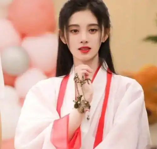  鞠婧祎发缝遭到网友吐槽,称其是戴了假发套,此前曾多次引发争议