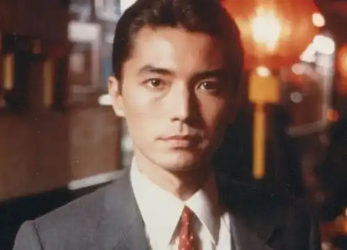  69岁的尊龙也发福了,年轻时的他,可是正宗的美男子