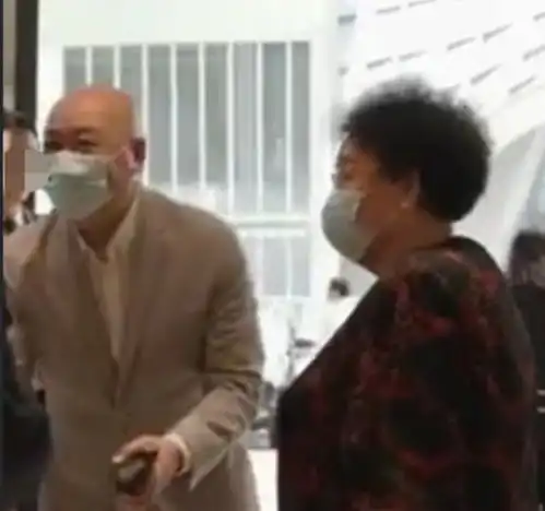  唐僧迟重瑞与富婆老婆现身,80岁陈丽华身形佝偻,地位差别却一目了然