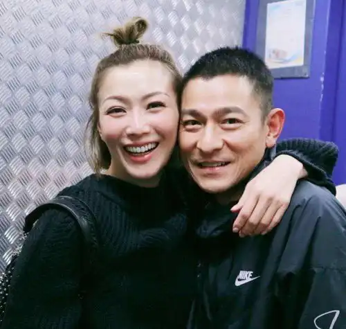  郑秀文再称自己是不倒翁,她的经纪人社交账号头像已由黑转彩