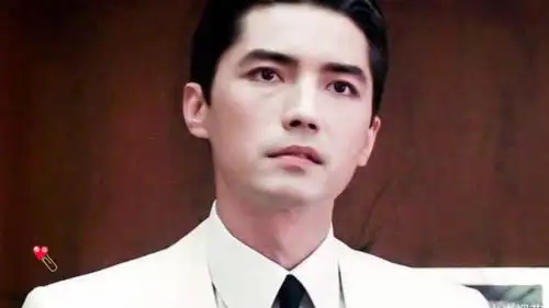 尊龙年轻时有多帅颜值秒杀一众小鲜肉,如今68岁仍能迷倒众生
