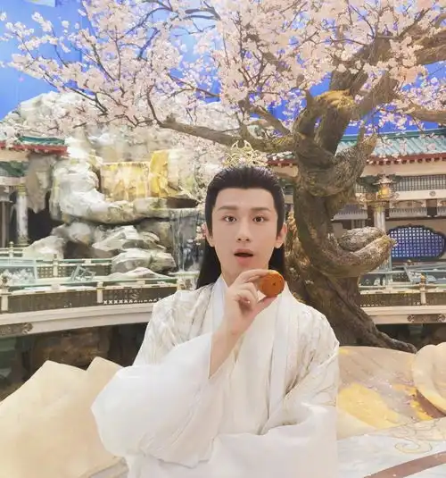  成毅新剧曝造型拍摄花絮一身蓝衣仙气十足,女主杨紫因祸得福