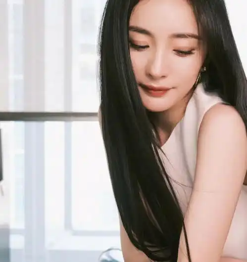  杨幂的黑长直发型也太惊艳了,身穿白裙很清纯,看不出实际年龄
