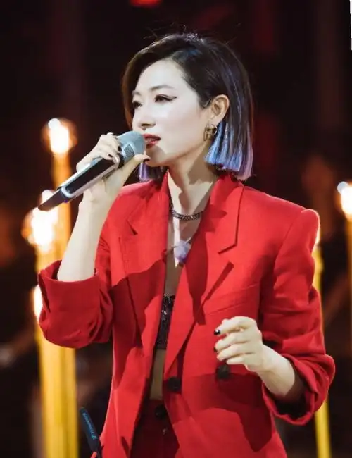  万茜真是太撩人,红色西装配吊带秀出马甲线,妥妥的霸气御姐