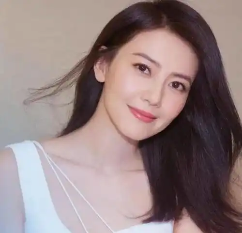  方脸高级又耐看舒淇风情俞飞鸿冻龄,杨幂秦岚却双下巴明显
