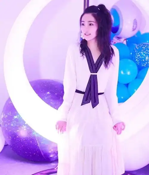  她也曾演过赵灵儿,如今穿上白裙亮相,仙气十足不输刘亦菲