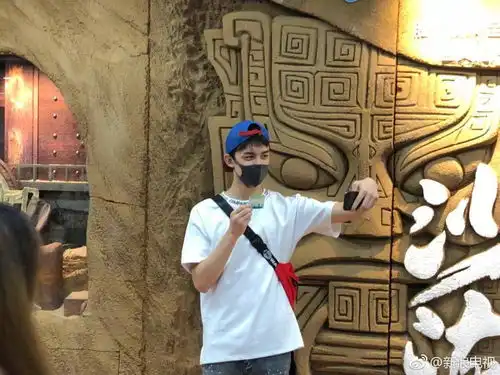  小鸭梨突然出现吴磊现身上海地铁站开启冒险体验空间打卡
