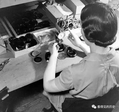  老照片二战时美国生产防毒面具妇女们齐上阵