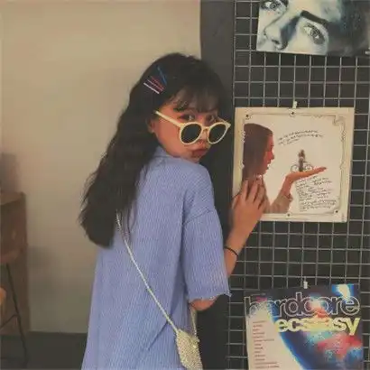  复古系女生头像,全部是暗色调的风格的