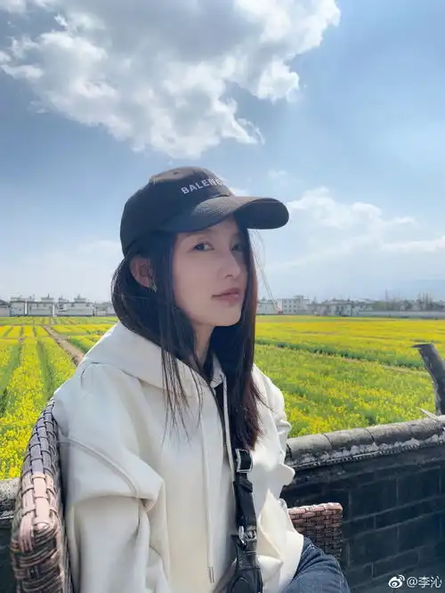  李沁野外郊游自称如花,网友表示我不管,你就是最美的那朵花