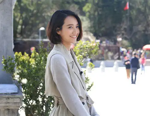  朱丹晒素颜照长发披肩气色超好网友点赞圆润妈妈