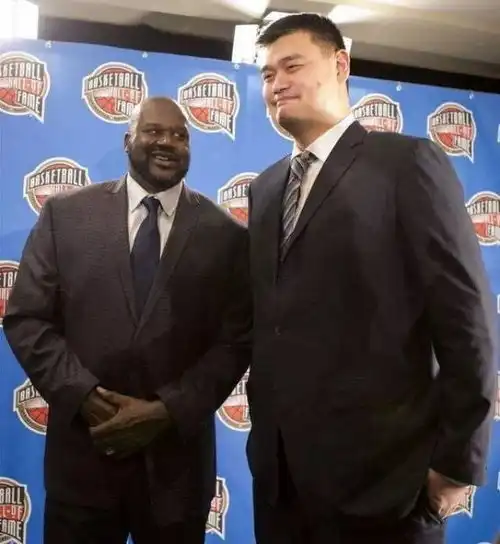  霸气群星与姚明合影的尴尬,乐福秒变矮人连韩德军也这么弱小