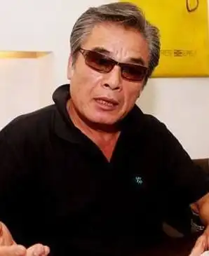 他60岁夺得影帝,6位娇妻相处和睦,堪称当代韦小宝
