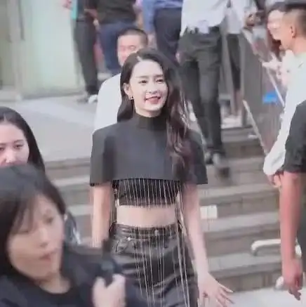  别再羡慕人鱼线了李沁的直角肩才是最优越的,赛过超模