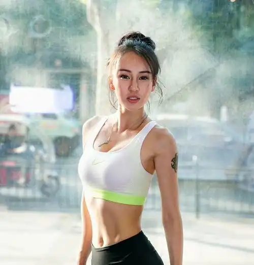  坚持练习瑜伽拉伸动作,打造母其弥雅的傲人身材
