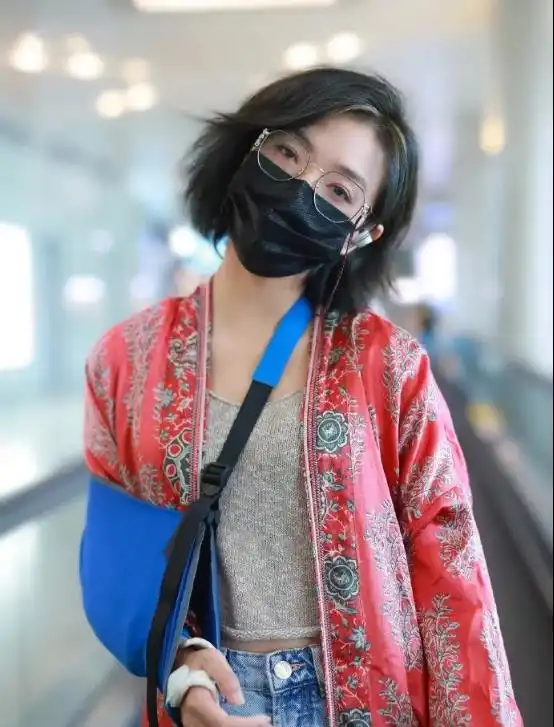  万茜的御姐气质果然很吸引人,穿粉色西服套装好有个性,太迷人了