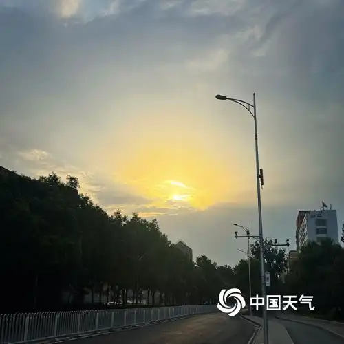 雨后清晨北京现云隙光美景阳光穿透云层如流光瀑布